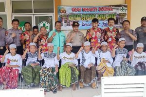 POLSEK JATI DAN PUSKESMAS GELAR KHITANAN MASSAL