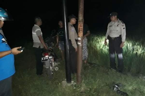Petugas Polsek Banjarejo Polres Blora melakukan pemeriksaan di lokasi kecelakaan