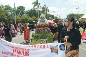 BAWA GUNUNGAN, KONTINGEN BLORA MERIAHKAN PAWAI BUDAYA NUSANTARA DI BALIKPAPAN