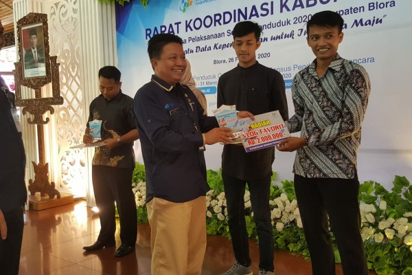 Juara Favorit kompetisi vlog Sensus Penduduk 2020, Arif Syaifuddin menerima hadiah dari Kepala BPS Blora, Heru Prasetyo