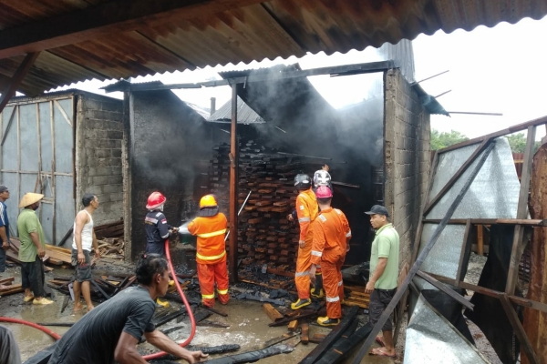 Kebakaran di gudang oven kayu di Dusun Kadengan Desa Kamolan Kecamatan Blora Kota Kabupaten Blora