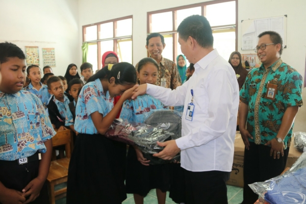 Sesditjen Perdagangan Dalam Negeri Kementerian Perdagangan, Syailendra menyerahkan peralatan sekolah kepada para pelajar di Blora