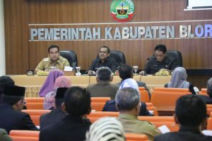 BUPATI MINTA LELANG PROYEK DIPERCEPAT: JANGAN LIHAT BOSNYA, PIKIRKAN KARYAWANNYA!