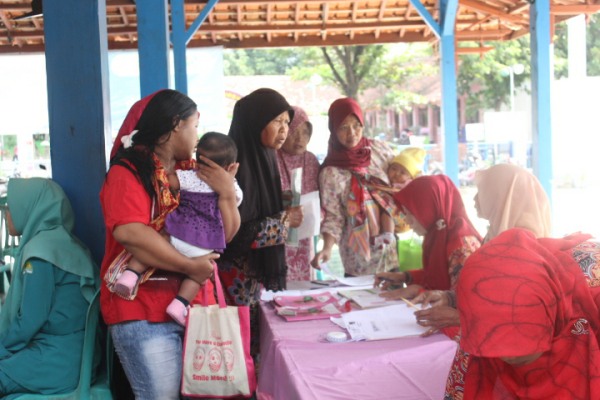 Pengecekan kesehatan dan pengobatan gratis di Balaidesa Pengkoljagong Kecamatan Jati Kabupaten Blora