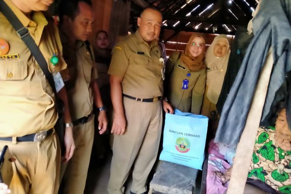 Petugas Dinsos P3A Blora bersama tim Puskesmas Jati menyerahkan bantuan kepada Lasiyem (48)