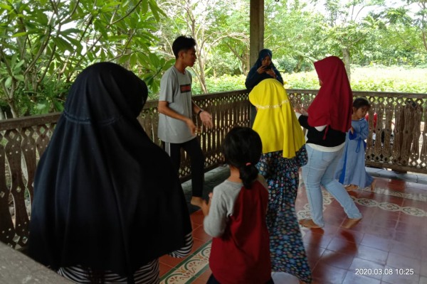 Mahasiswa PEM Akamigas melatih anak-anak menari di Rumah Bucu Cethik Geni, Dusun Wangkot Desa Kapuan Kecamatan Cepu Kabupaten Blora