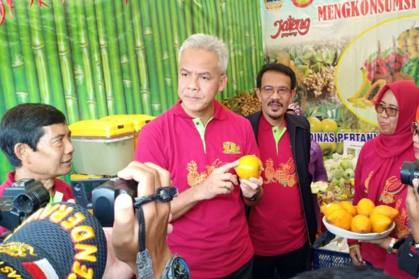 Gubernur Jawa Tengah, Ganjar Pranowo mencicipi komoditas buah unggulan Blora, Buah Alkesa atau Sawo Belanda