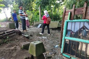 SEJUMLAH RUMAH DI CEPU KENA LONGSOR AKIBAT ABRASI BENGAWAN SOLO