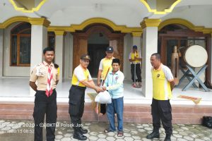 CEGAH CORONA, POLSEK DAN KORAMIL JATI GELAR KERJA BAKTI DI MASJID ASSAMANI