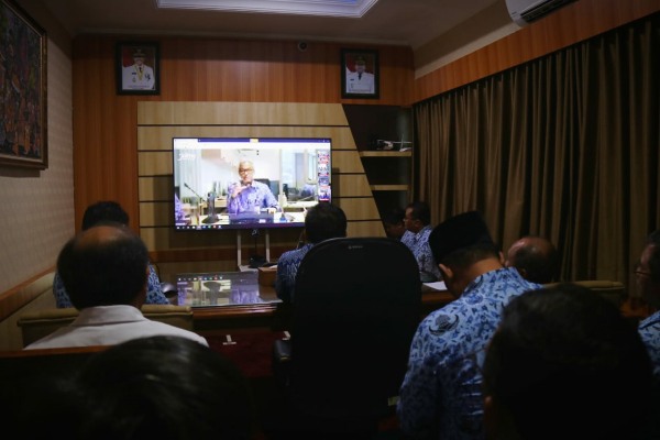 Gubernur Jateng Ganjar Pranowo dalam rapat terbatas pencegahan Covid-19 lintas sektoral melalui video cenference