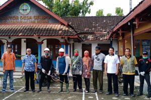 GANDENG PUSKESMAS SONOKIDUL, PEMDES SEMPU GENCARKAN PENYEMPROTAN DESINFEKTAN