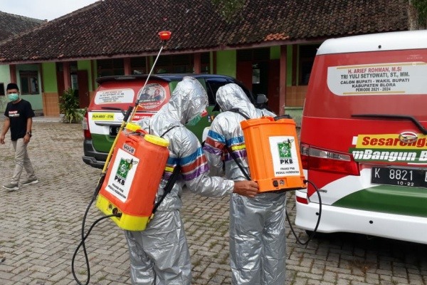 Fraksi PKB Blora melakukan penyemprotan desinfektan di Pondok Pesantrn Nurul Huda Desa Jiken Kecamatan Jiken Kabupaten Blora