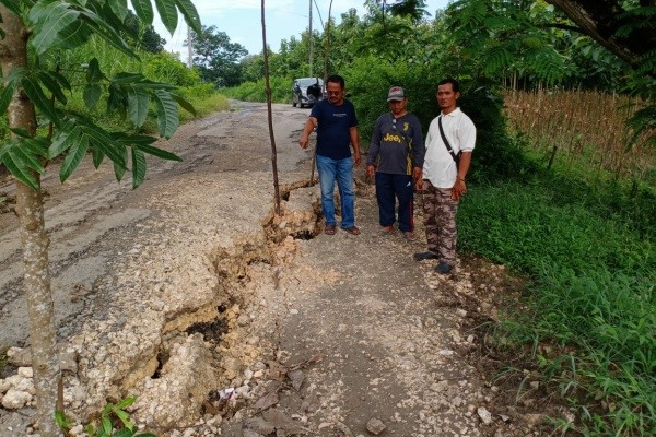 Jalan utama amblas di kawasan Bruk Bolong jurusan Desa Nglebur, Desa Janjang, dan Desa Bleboh Kecamatan Jiken Kabupaten Blora