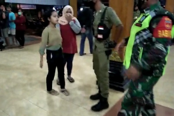 tiga puluh sembilan muda mudi terjaring razia di hotel Hayam Wuruk tadi mala