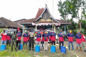 KARANG TARUNA RONGGOLAWE DESA WADO LAKUKAN PENYEMPROTAN DISINFEKTAN