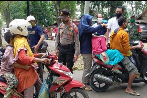 BERIKAN EDUKASI, RELAWAN KEMANUSIAAN KECAMATAN TODANAN BAGIKAN MASKER DAN PAKET BERBUKA