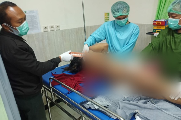 Pemeriksaan oleh tim medis puskesmas Ngawen