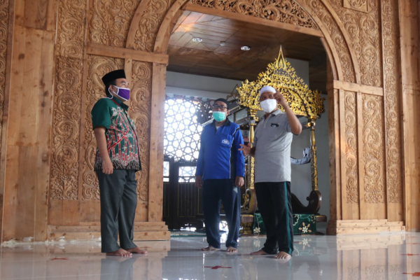 Wakil Bupati Blora, Arief Rohman terlihat langsung memantau persiapan Masjid melaksanakan new normal