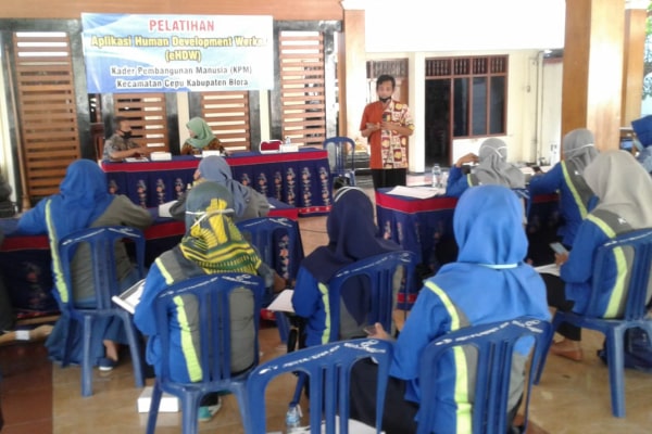 Pelatihan aplikasi eHDW Kementerian Desa dan PDTT untuk KPM desa di Pendapa Kantor Kecamatan Cepu, Kamis (16/7) kemarin.