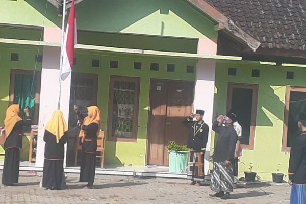 Pengasuh dan santri Pesantren Nurul Huda Jiken saat upacara kemerdekaan RI ke-75