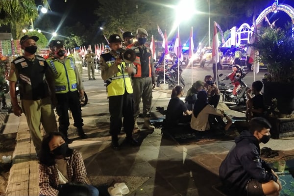 Petugas gabungan memberikan imbauan kepada masyarakat ditempat keramaian.