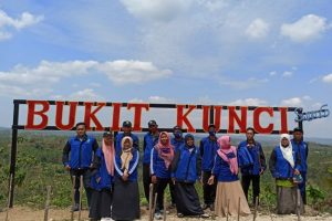 MENGUAK PESONA BUKIT KUNCI