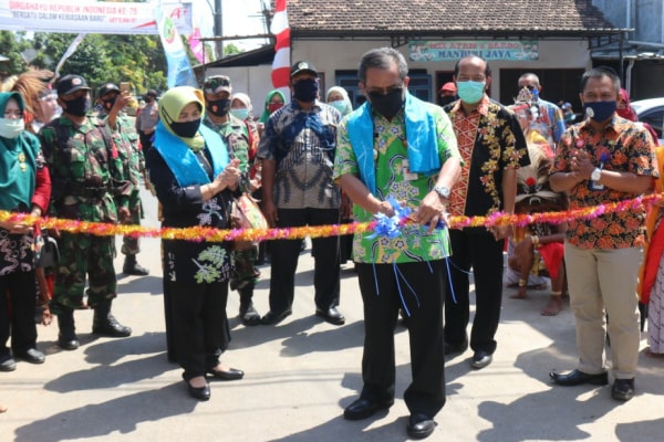 DIDAMPINGI UMI KULSUM, BUPATI RESMIKAN KAMPUNG KB