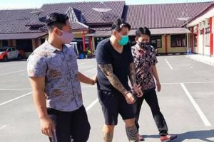 PRIA BERTATO CURI CELANA DALAM DI MINIMARKET
