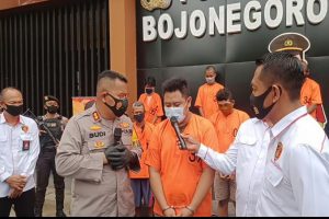 GELAPKAN MOBIL WARGA KARANGBOYO CEPU DIAMANKAN PETUGAS