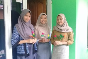 CINTA LINGKUNGAN, MAHASISWI CANTIK INI MEMANFAATKAN SAMPAH PLASTIK