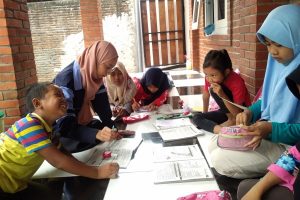BANTU SISWA LAKUKAN PEMBELAJARAN JARAK JAUH, MAHASISWI INI BERI LES GRATIS