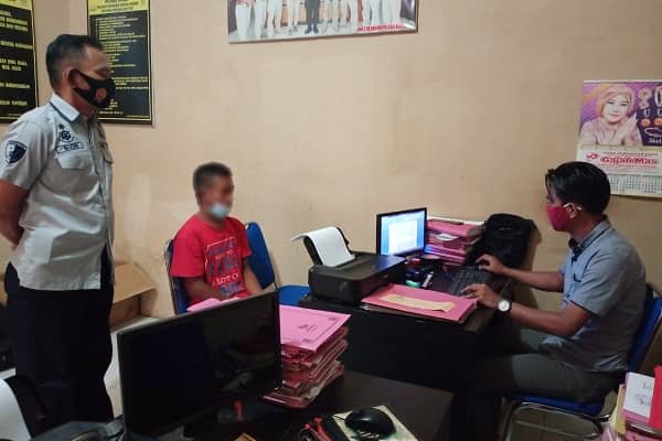 Unit Reskrim Polsek Blora mengamankan pria yang kedapatan mencuri Handphone