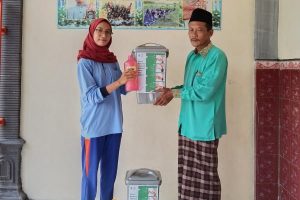 BERIKAN TEMPAT CUCI TANGAN, MAHASISWA INI BERHARAP MASYARAKAT TERHINDAR VIRUS