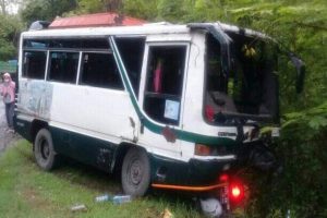 LAKALANTAS DI SAMBONG LIBATKAN BUS DENGAN SEPEDA MOTOR