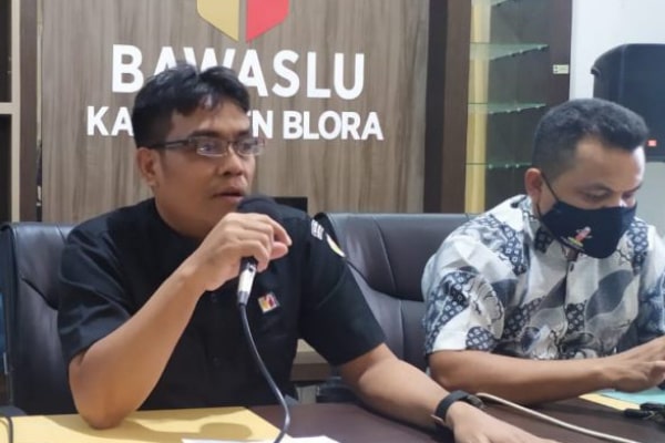 Lulus Mariyonan saat memimpin rapat koordinasi persiapan penertiban APK dengan KPU Blora dan tim pemenangan pasangan calon di Kantor Bawaslu Blora