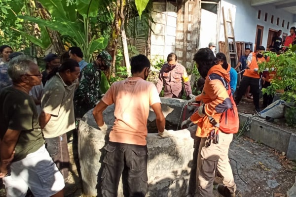 Proses evakuasi yang dilakukan tim reaksi cepat BPBD Blora.