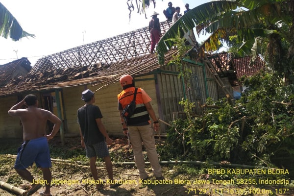 ANGIN PUTING BELIUNG TERJANG BEBERAPA RUMAH DAN FASILITAS UMUM DI KUNDURAN