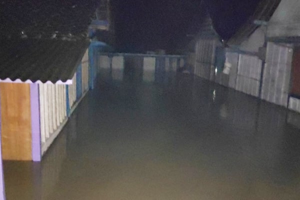 HUJAN DERAS, RATUSAN RUMAH DI KECAMATAN KEDUNGTUBAN TERENDAM