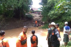 NGATEMI, PEREMPUAN YANG CEBURKAN DIRI KE SUNGAI BERHASIL DITEMUKAN