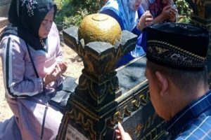 WAKIL KETUA II DPRK NAGAAN RAYA ZIARAHI MAKAM POCUT MEURAH INTAN DI BLORA