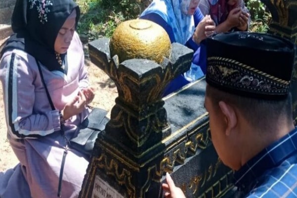 WAKIL KETUA II DPRK NAGAAN RAYA ZIARAHI MAKAM POCUT MEURAH INTAN DI BLORA