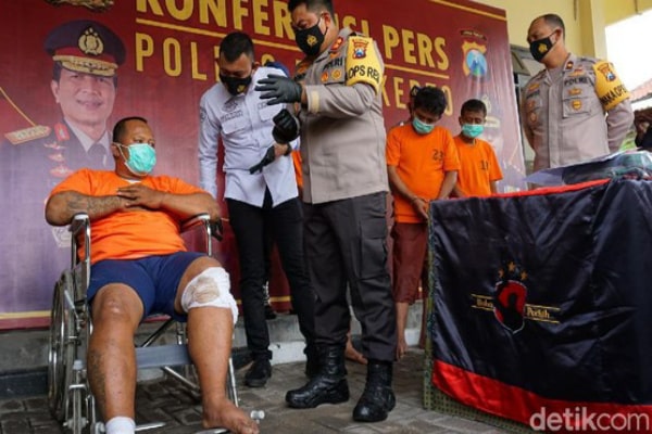 JAMBRET SADIS ASAL BLORA DI DOR PETUGAS