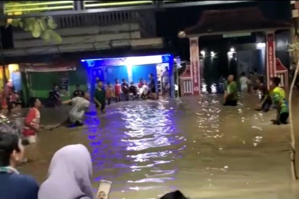 SUDAH TERBIASA BANJIR, WARGA CEPU TAK PANIK