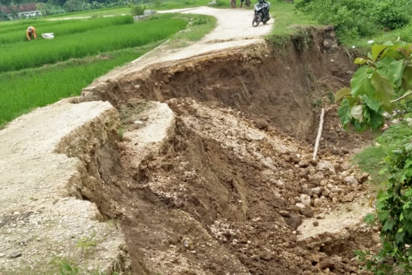 JALAN LONGSOR, KADES NGRAMBITAN : SUDAH KAMI LAPORKAN BEBERAPA KALI