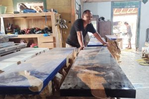 MEWAHNYA BALUTAN RESIN PADA KAYU JATI BLORA