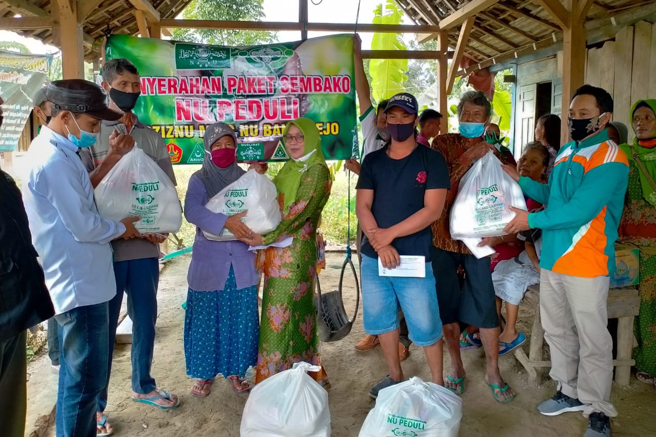 UPZIS MWC NU BANJAREJO SALURKAN BANTUAN KORBAN BANJIR-min