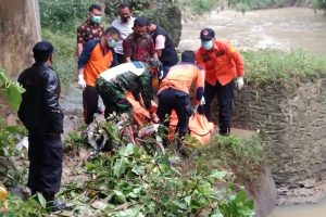 DIDUGA LANTARAN PENYAKIT MENAHUN, SEORANG PRIA DI BLORA NEKAT TERJUN DARI JEMBATAN KALIWANGAN BLORA