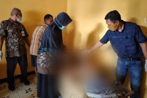 PEREMPUAN ASAL DESA GAYAM DITEMUKAN GANTUNG DIRI DI KANDANG SAPI