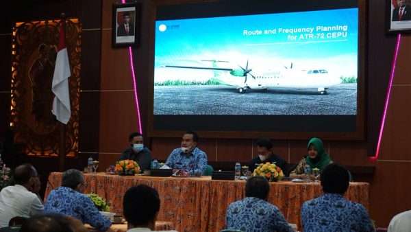 BUPATI TARGETKAN CITILINK BUKA PENERBANGAN SEBELUM LEBARAN