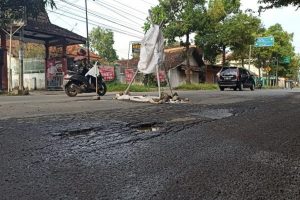 MASYARAKAT KELUHKAN KERUSAKAN JALAN PROVINSI BLORA – PURWODADI